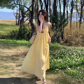 度假风黄色吊带连衣裙女装夏季海边穿搭裙子宽松减龄A字裙长裙子