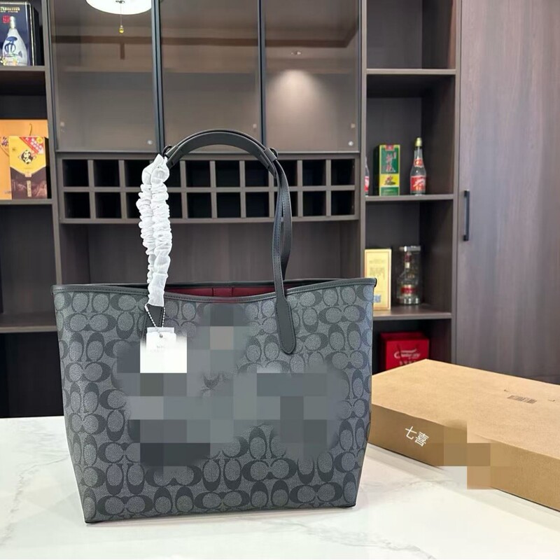 Coach's New City33 Tote Bag with Magnetic Closure, Versatile Shoulder Bag, Large Capacity, Classic Monogram Handbag Coach's New City33 Tote Bag with Magnetic Closure, Versatile Shoulder Bag, Large Capacity, Classic Monogram Handbag