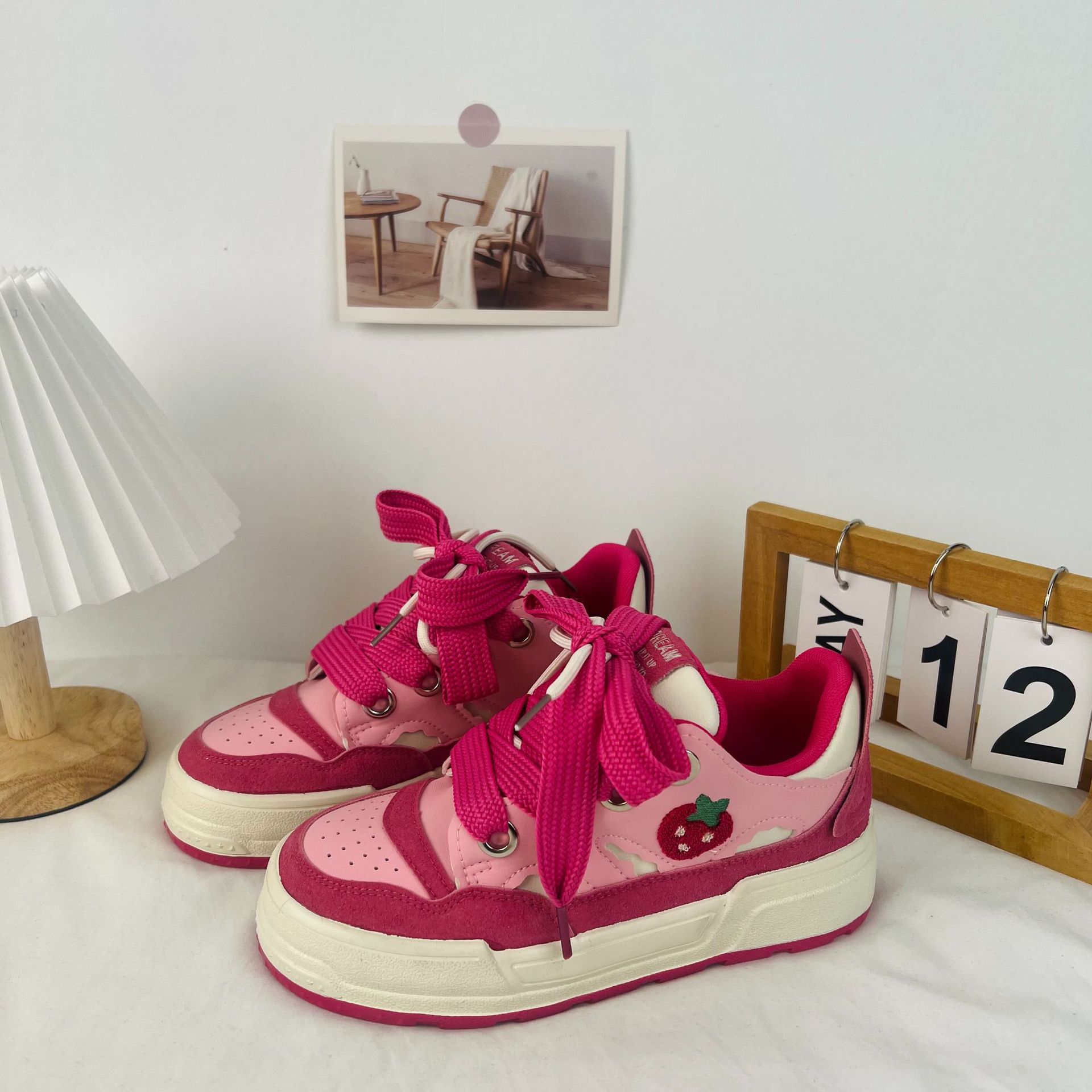 Zapatos de pan de suela gruesa para mujer INS de moda Primavera 2024 zapatos de skate casuales de color rosa frambuesa zapatos de skate de lona zapatos blancos elegantes