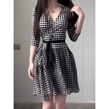 【店铺热销】黑白格一片式系带连衣裙女春季法式复古气质V领收腰