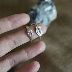 中古の小大衆フラッシュドリルの指輪の女性の不規則なデザインは静かで冷たい風の織り目の亜麻感の口の指の指輪です。