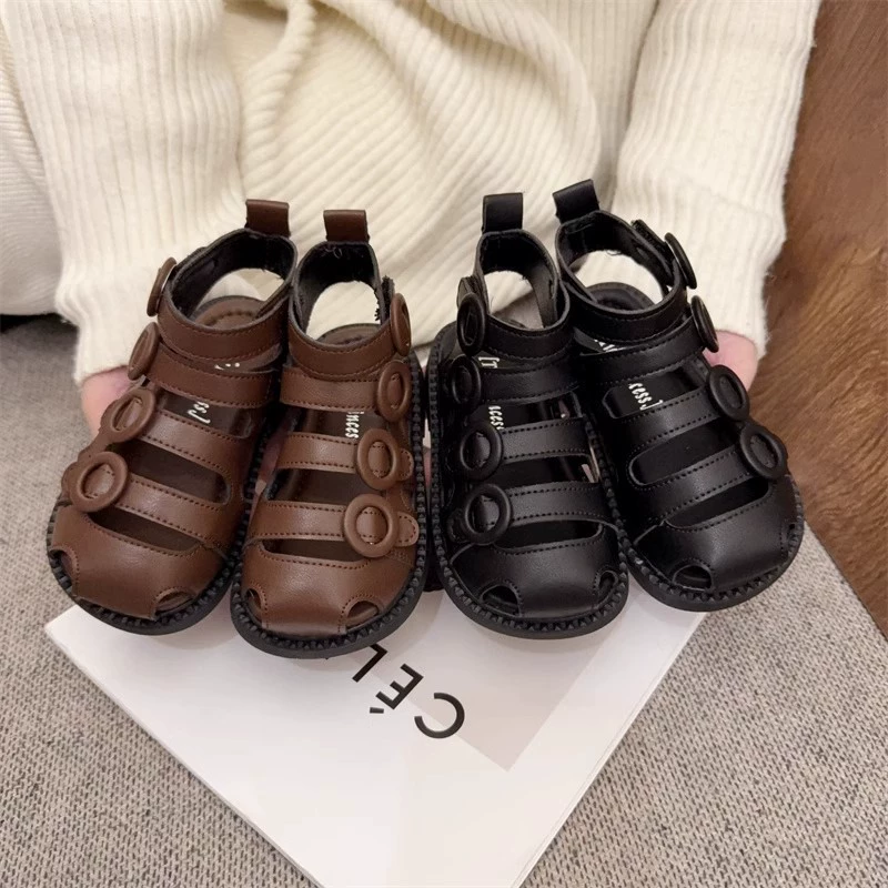 2025 новый летний коричневый Баотоу римская сандалия обувь принцессы корейская версия малышки мягкая подошва пляжная обувь