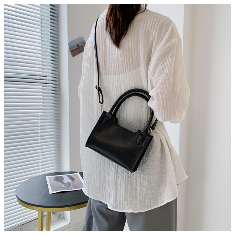 New Fashion Simple Large-capacity Shoulder Bag Wholesale Nihaojewelry display picture 6
