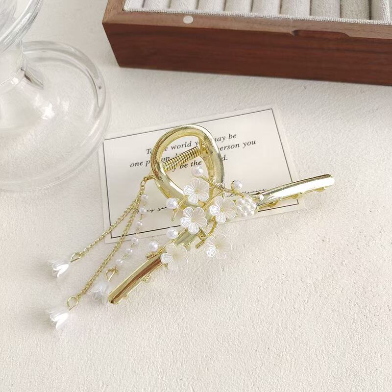 New Chinese-style floral tassel twist clip, gentle pearl claw clip for women, ancient-style hairpin, new three-dimensional flower design New Chinese-style floral tassel twist clip, gentle pearl claw clip for women, ancient-style hairpin, new three-dimensional flower design