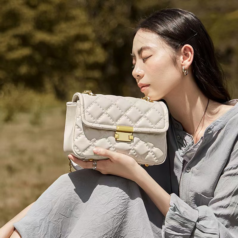 Trendy Women's Crossbody Designer Quilted PU Versatile Commuting Date Small Square Bag_voghion.com