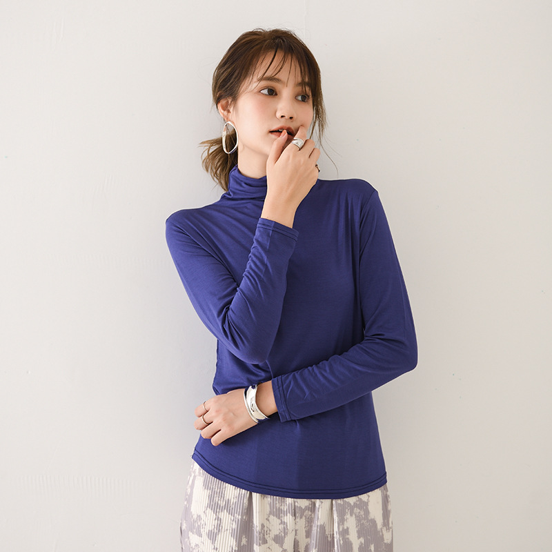 日系家庭内にシャツを着て40織のモーダルスーツの高襟のコウモリの袖の修身上着のtシャツのキャンディー色