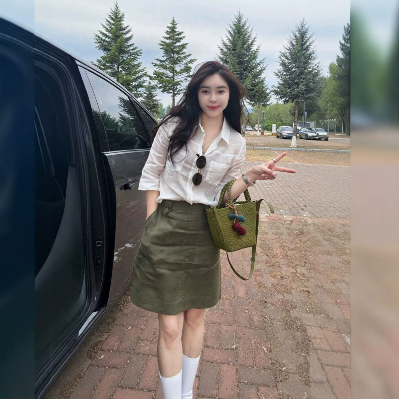 Summer outfit set for plus-size women: white shirt top and short skirt, elegant and fashionable for commuting Summer outfit set for plus-size women: white shirt top and short skirt, elegant and fashionable for commuting