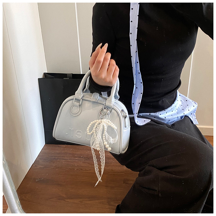 This year, Korean-style, stylish and simple hand-held bags with niche designs are in vogue. These are fashionable summer underarm bags for women's commuting undefined