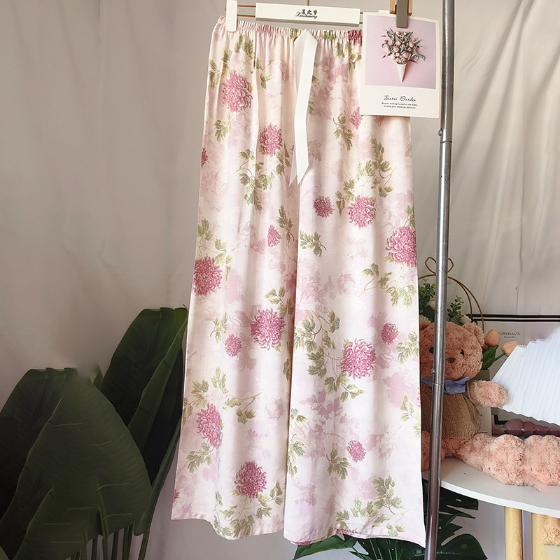 흰색 바탕에 분홍색 꽃