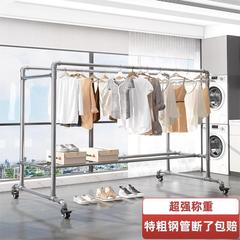 亜鉛メッキ鋼管のハンガーが床に落ちた家庭用屋外の二本の水道管が家庭用ベランダの簡易ハンガーに干しられた