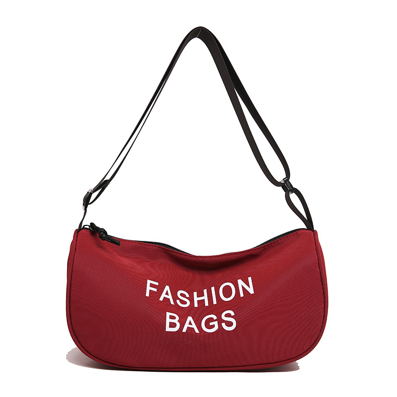 La versión coreana de la bolsa de hombro con estilo deportivo simple es una bolsa de ropa de trabajo y tela Roja de Internet.