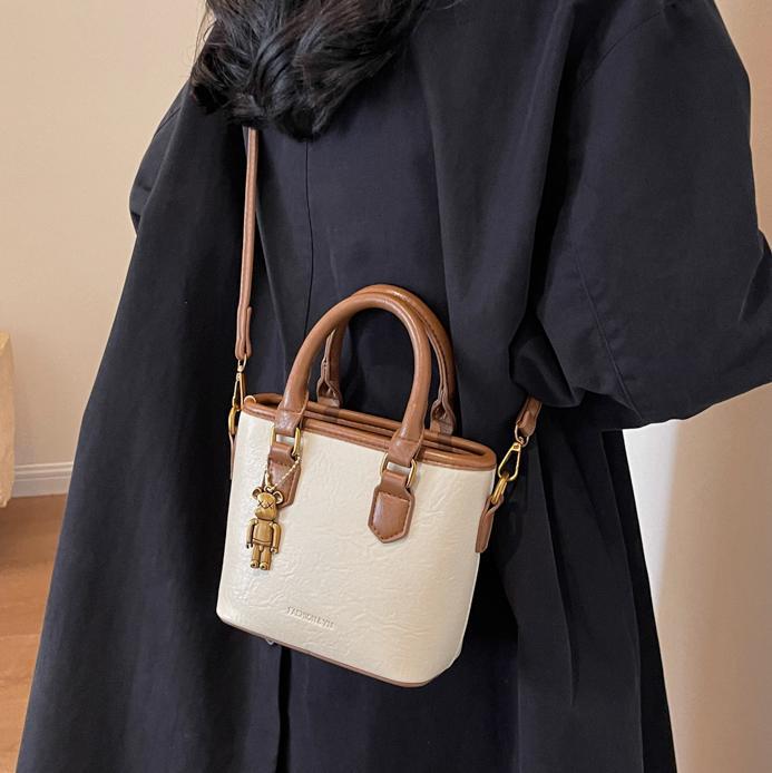 Bolso de mano para mujeres 2026 nuevo diseño de nicho universal bolso de cubo de alta sensación de explosión popular bolso de hombro