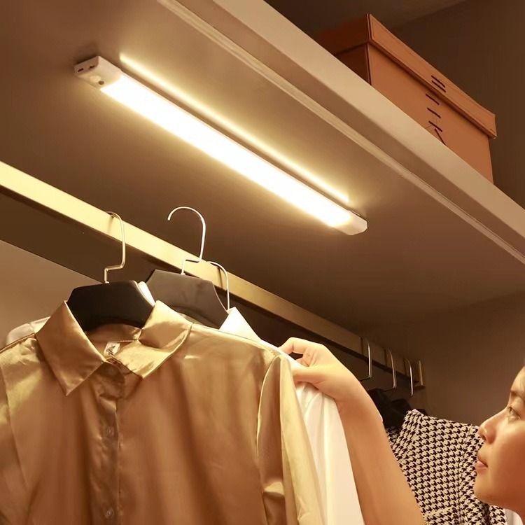 Lámpara de inducción larga lámpara de mesa ultra-delgada luz de noche luz de la noche al por mayor lámpara de inducción del cuerpo humano armario dormitorio LED