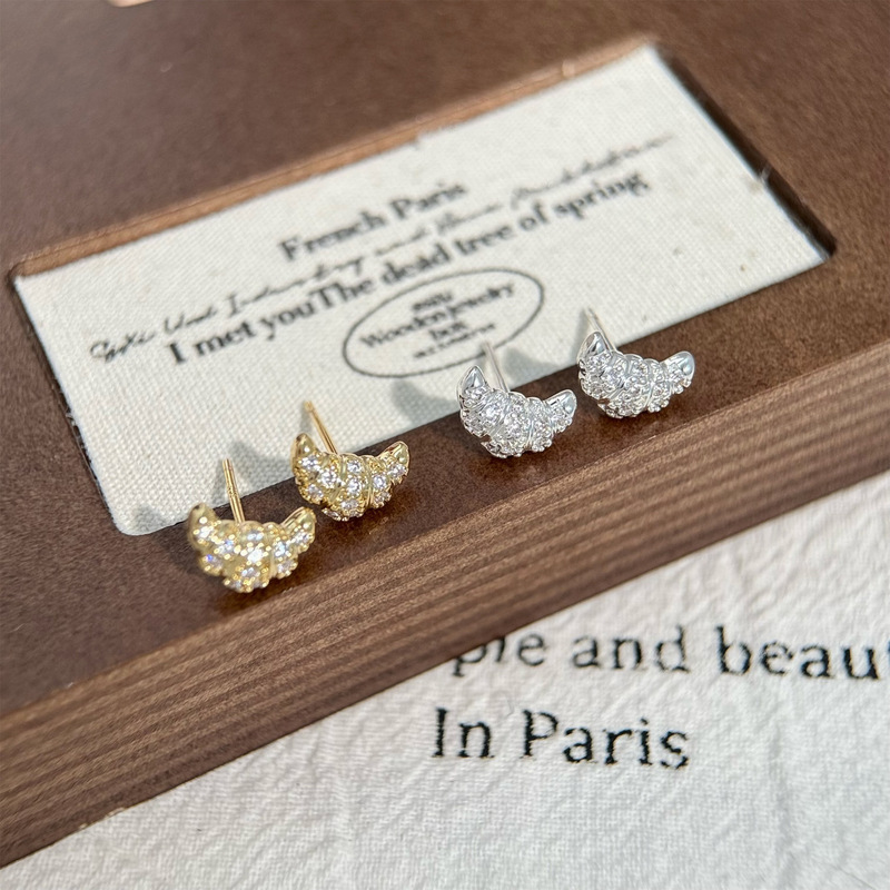Korean High-End French Croissant Earrings for Women, Ins Retro Niche Crescent Fever Style Earrings