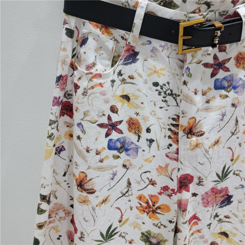 El nuevo verano de 2026 es popular este año, casual, estampado en color, flores rotas, estilo extranjero relajado, tubo recto, pantalones de piernas anchas.