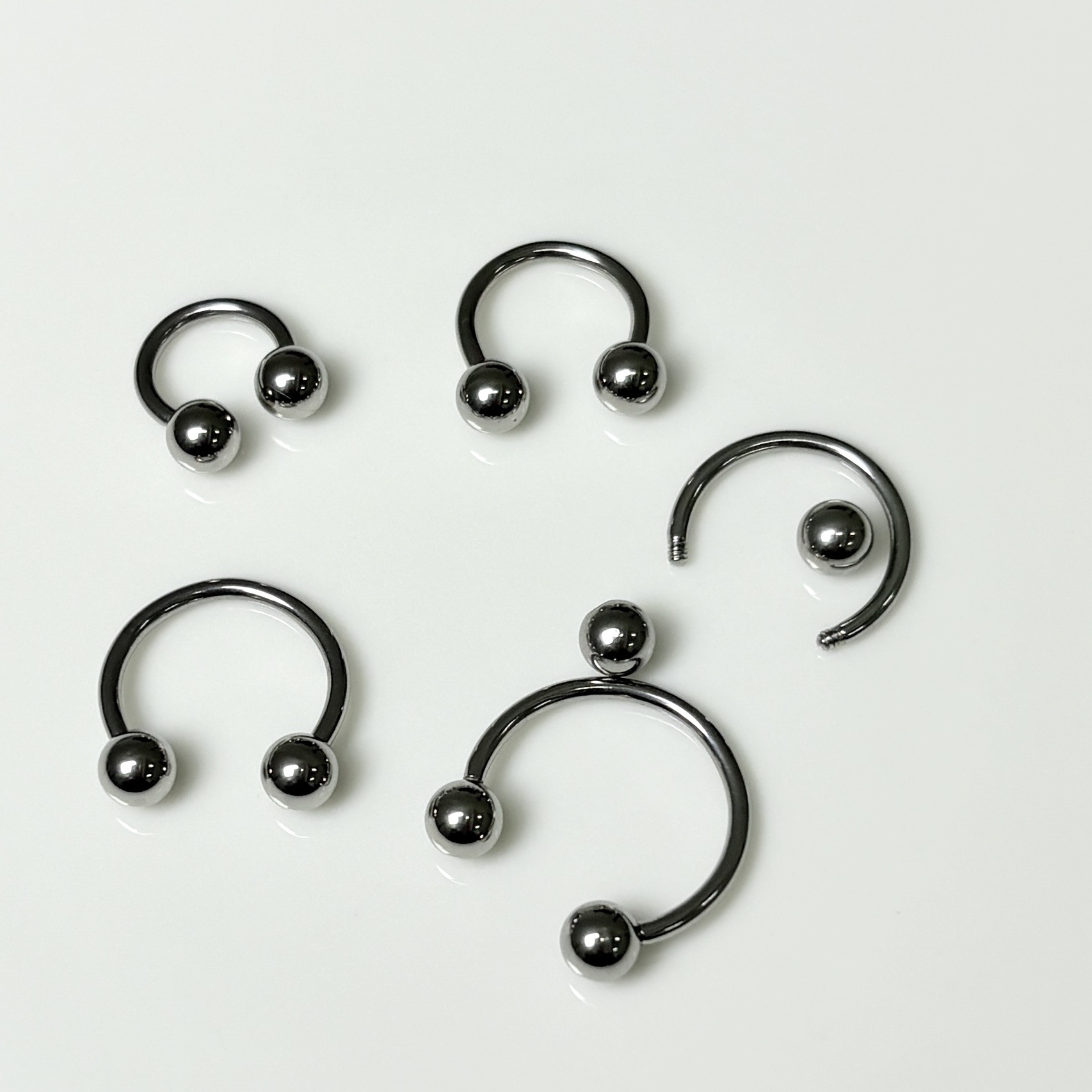 16G labret stud size and finish detail