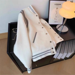 日系学院の風が色にぶつかって、立襟野球服のコートをつなぎ合わせます。