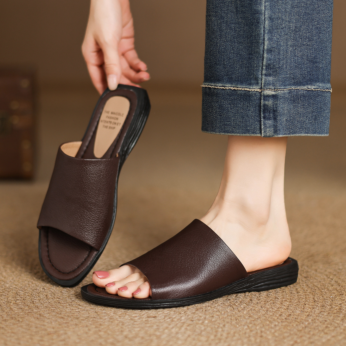 Sandal hở mũi nữ gót thấp da dê mũi vuông quai ngang — màu nâu