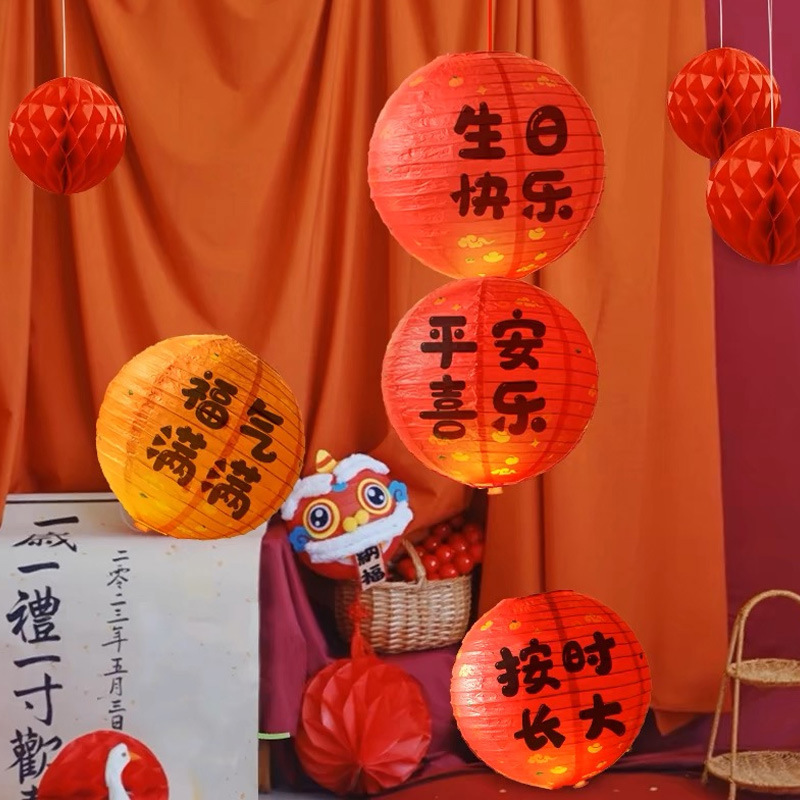 El primer aniversario del bebé decora la escena de la linterna roja, columna de panal, accesorios ceremoniales chinos.