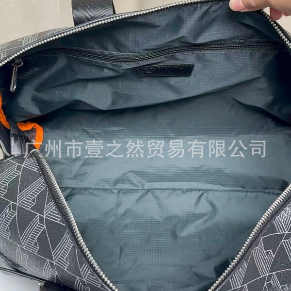 Capacious travel bag