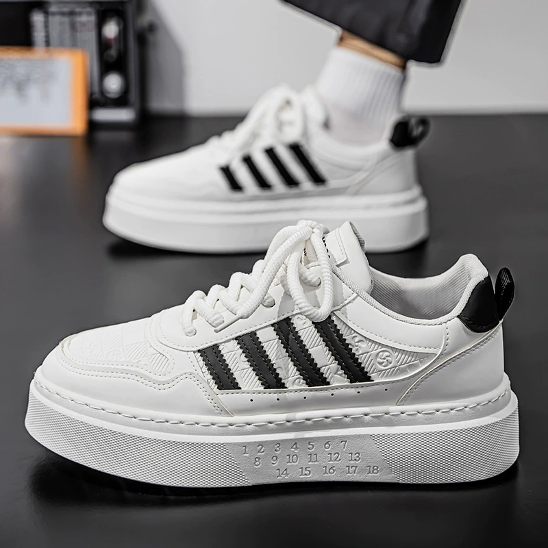 Мужские кроссовки 2025 новые летние дышащие повседневные универсальные на толстой подошве спортивные студенческие белые модные туфли