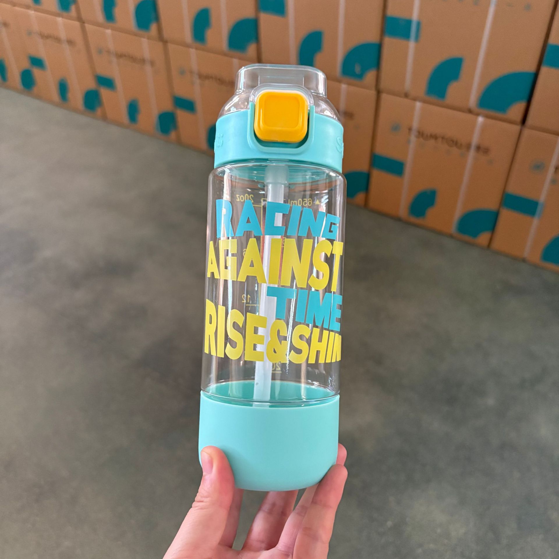 Taza de paja de alto valor de diseño de taza de agua creativa de alta capacidad de taza de agua de plástico portátil con tapa de bala