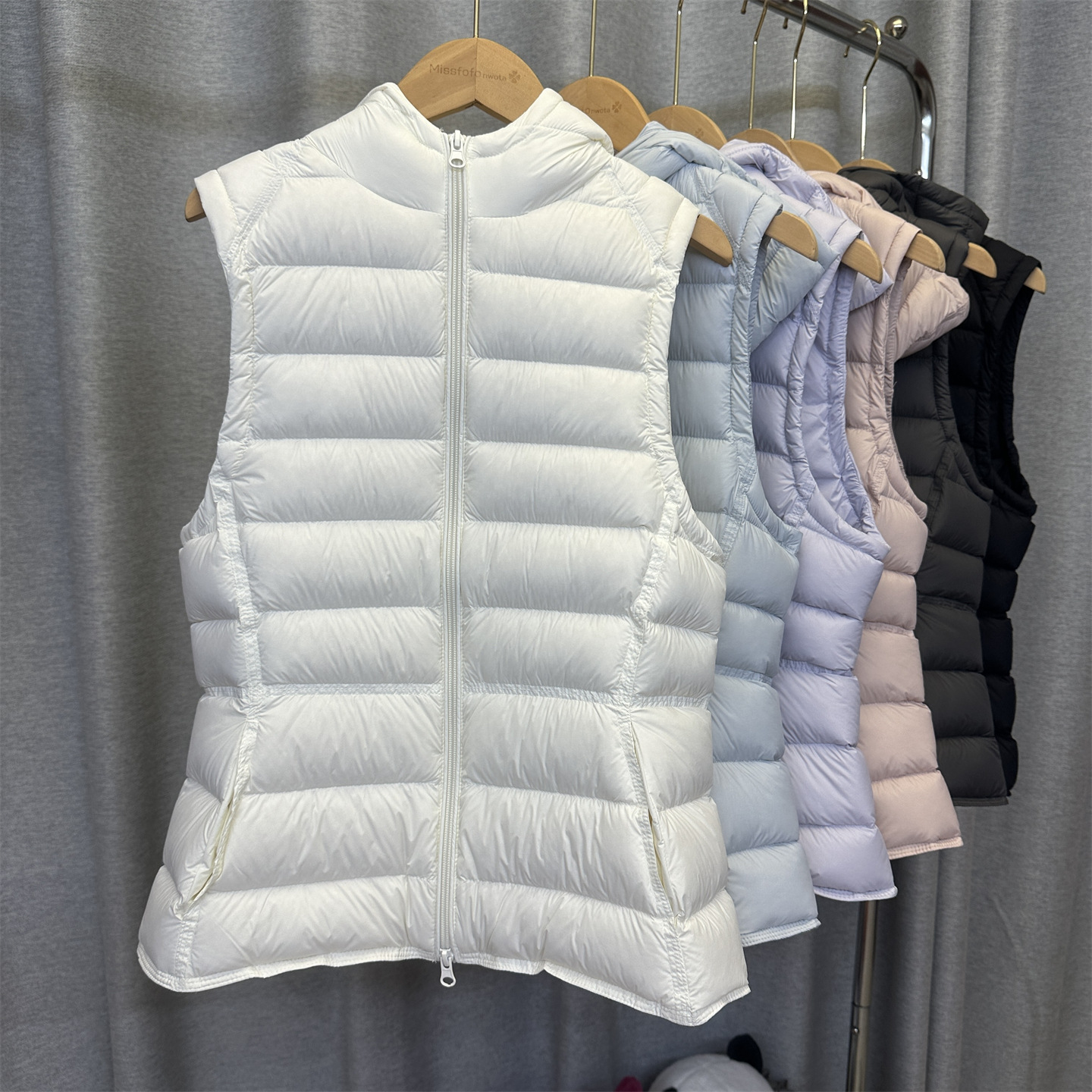 Slim Waist Ribbed Down Vest for Women 2026 New Korean Version Hooded 90% White Duck Down Waist-Cinching Slim-Fit Vest Jacket