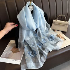 新しいファッションのシルクのウールのマフラーの女性の冬の韓国版の百合の刺繍のショールの感のスカーフの卸売り