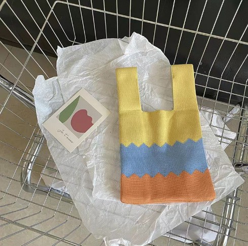 물결 모양의 노란색