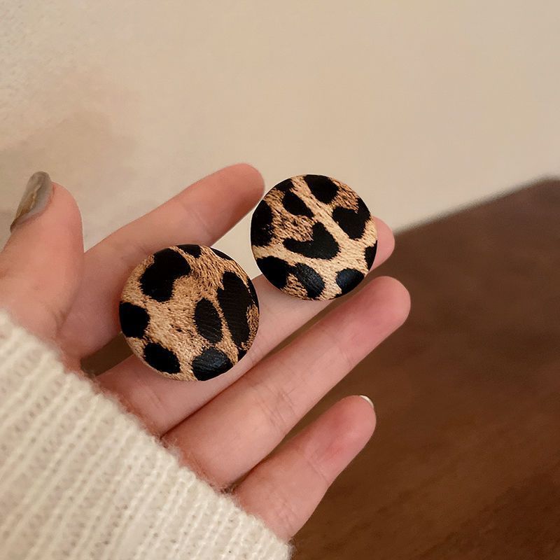 Pendientes de círculo geométrico con estampado de leopardo con aguja de plata Pendientes de personalidad de moda de todo fósforo retro europeo y americano Pendientes de todo fósforo de nicho al por mayor