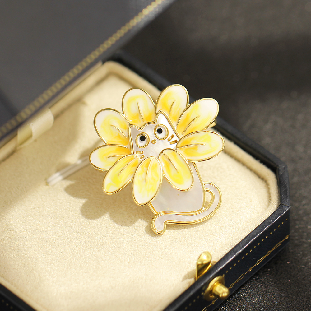 Eco-Friendly Electroplated Purple and Yellow Enamel Shell Cat Brooch, Cute High-End Animal Pet Pin Accessory for Women