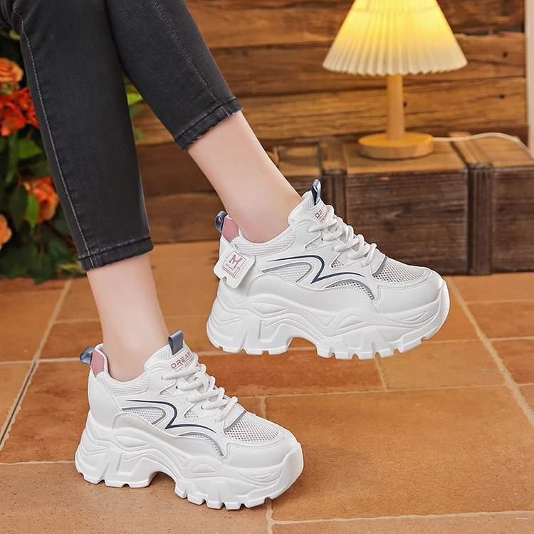 Zapatos pop-up de suela gruesa para mujeres 2025 primavera nueva red transpirable aumentando la altura de los zapatos deportivos casuales blancos