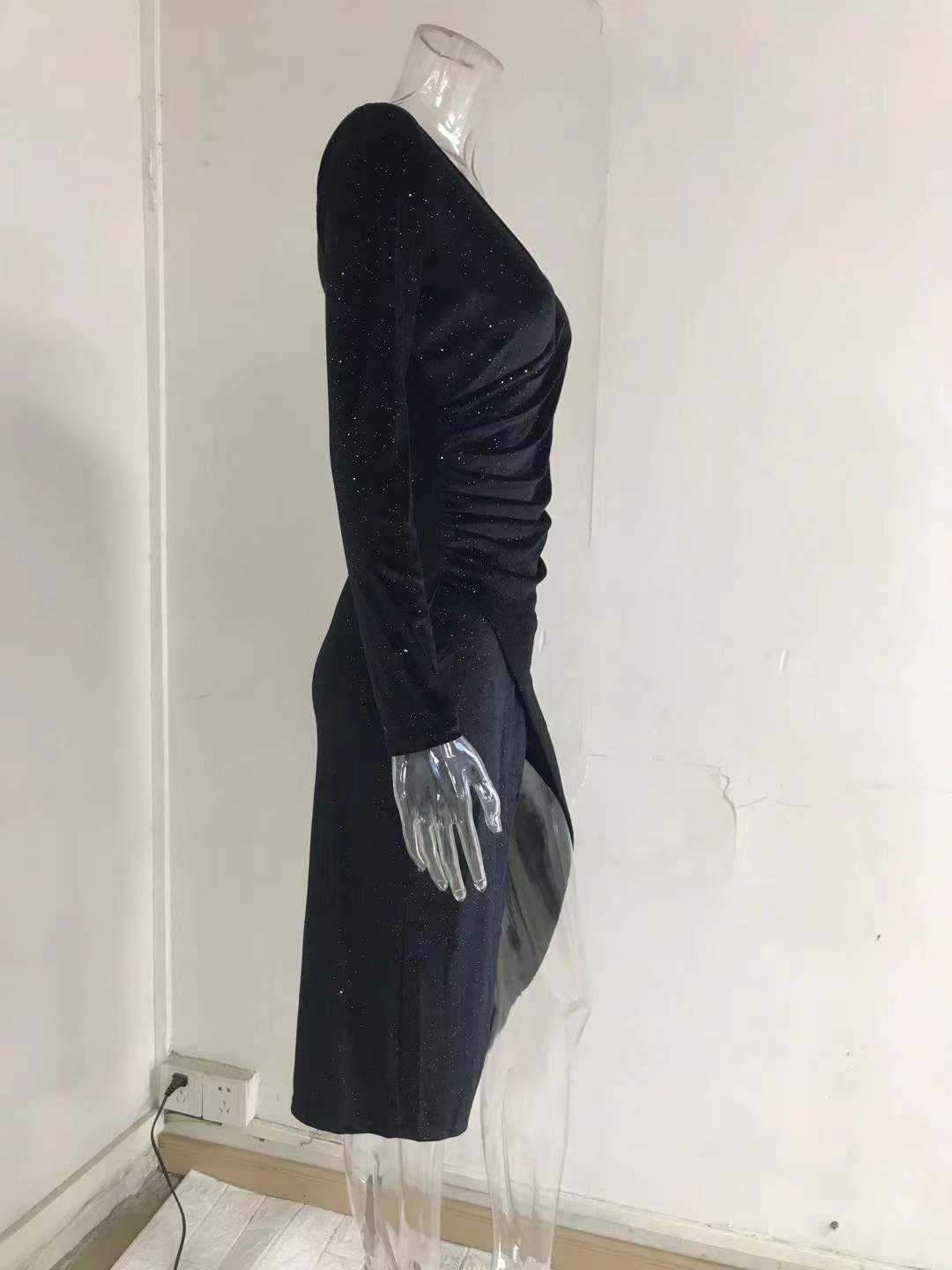Robe de soirée sexy en velours mi-longue à manches longues, dévoilant les jambes, issue du commerce transfrontalier européen et américain._voghion.com