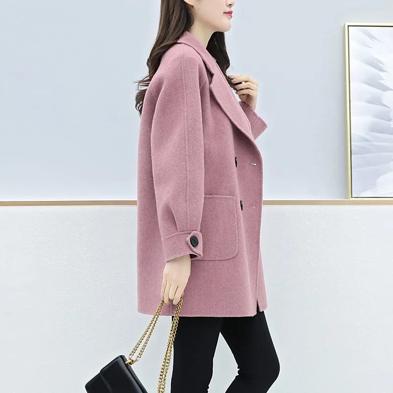 Abrigo de lana moderno y versátil para mujeres pequeñas, nuevo estilo de otoño e invierno 2024, talla grande, corte holgado, adelgazante, largo medio.