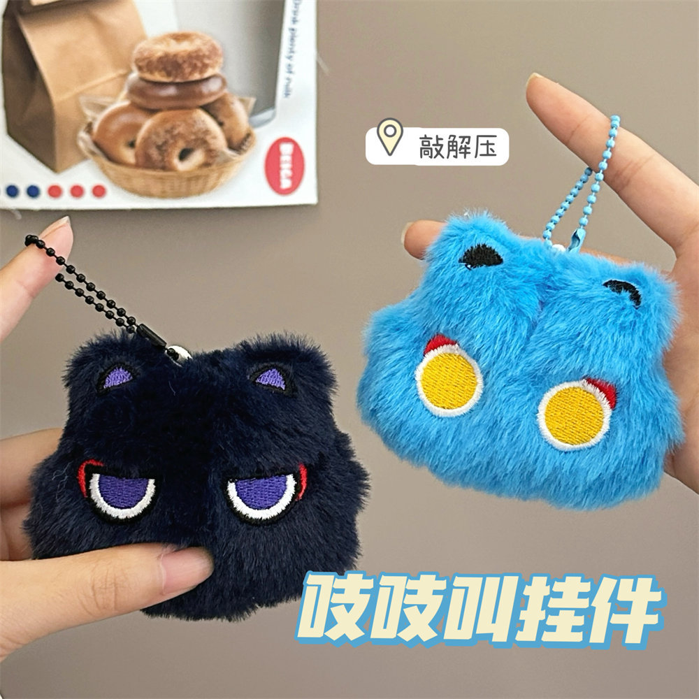 Cute gatito de dibujos animados bidimensionales chirriando muñeca de peluche colgante de corazón de niña llavero bolsos colgante al por mayor