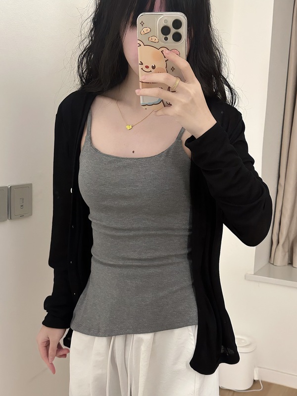 フォークを開けて身を修めて痩せています。胸のクッションを持っています。|undefined