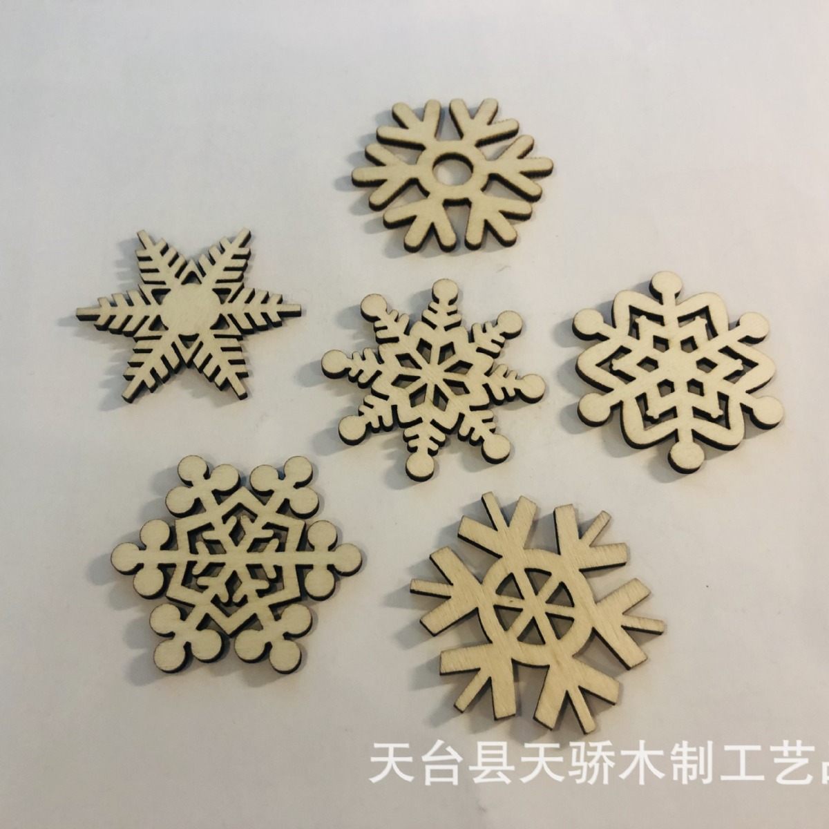 DIY圣诞木质雪花木片厂家批发镂空木雪花挂件装饰激光木片
