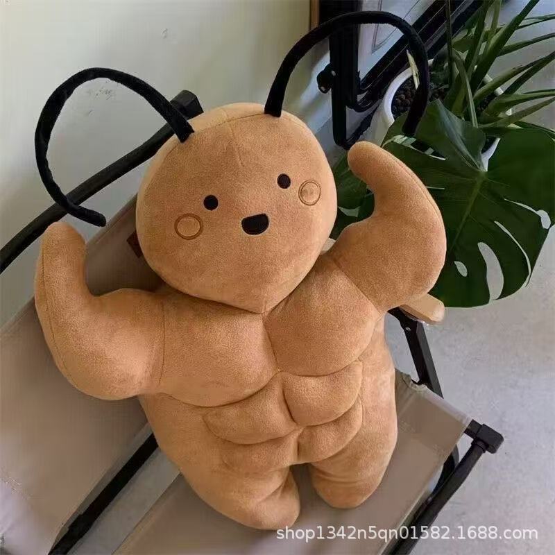 現物のかわいい筋肉の小さい強いぬいぐるみのぬいぐるみの腹筋は人形のベッドの上で南の大きいゴキブリの誕生日の贈り物をからかいます。|undefined