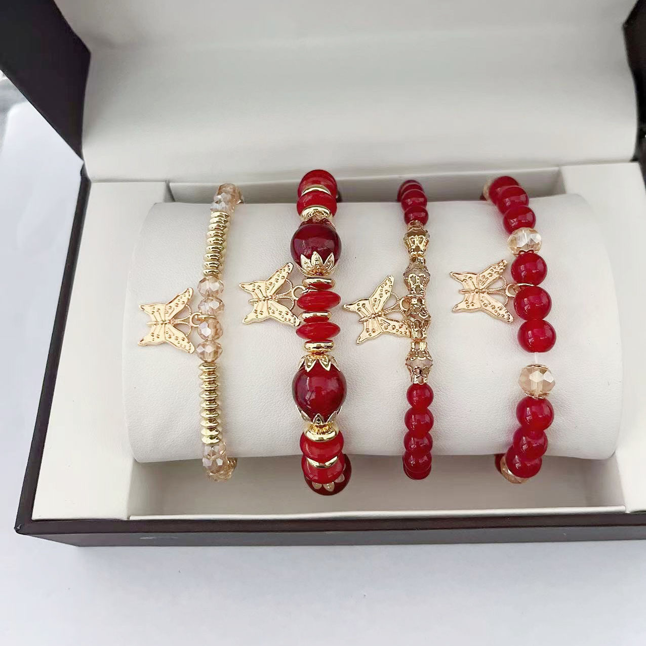 Juego de cuatro piezas de brazalete rojo