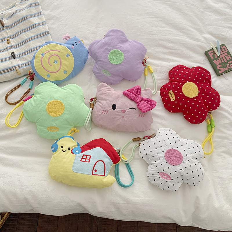 Cartoon cute mini children's coin purse accessory bag, cat, flower, snail doll bag, Korean style crossbody bag, trendy