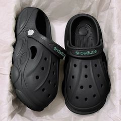 スリッパ男の夏の外は滑り止め防臭で糞を踏んでいます。