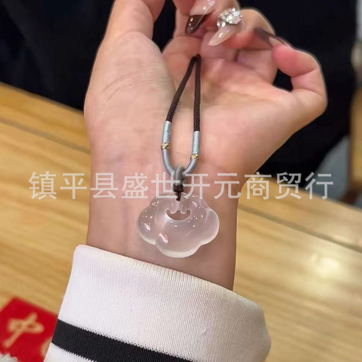 화이트 칼세도니 양면 상서로운 구름 자물쇠