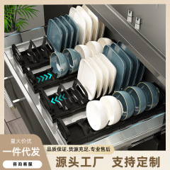 水たまりのたらいの食器棚の台所の家庭用の収納棚は食器を干します。