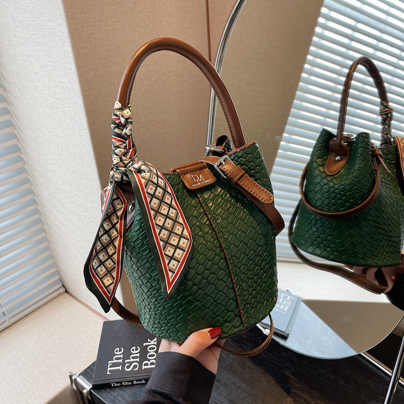 2026 Trendy New Commuter Retro Bag Women's Handbag Fashion Versatile Shoulder Bag Woven Bucket Bag Niche 2026 Trendy New Commuter Retro Bag Women's Handbag Fashion Versatile Shoulder Bag Woven Bucket Bag Niche
