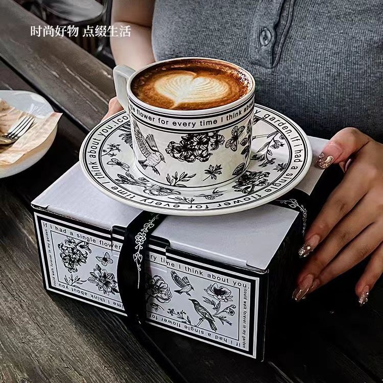 Pinellia Flower, nicho, estilo retro francés, taza de café en blanco y negro, caja de regalo de lujo ligero, traje exquisito