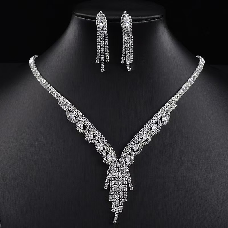 Cross-border bestselling fashion pearl necklace for women bridal jewelry earrings high-end luxury niche collarbone chain accessories