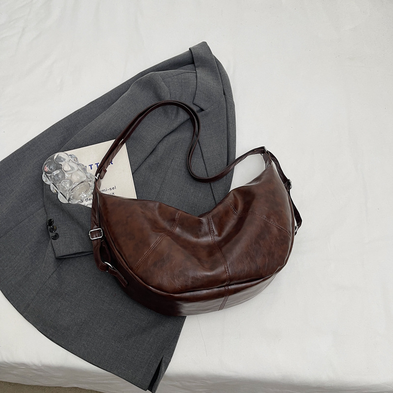 2024 primavera y verano nuevo estilo cera de aceite piel suave bolsa de bola de masa pequeña bolsa de mensajero de un solo hombro casual de gran capacidad al por mayor