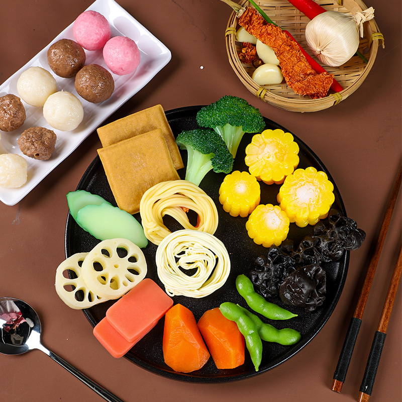 Simulación de material de olla caliente modelo de plato falso shiitake granos de maíz soja calamar kelp lotus piezas de tofu de bambú props
