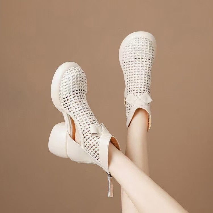 Pequeño aumento de altura gruesa zapatillas de agujero inferior 2026 verano nuevo gran tejido vacío sandalias de cabeza