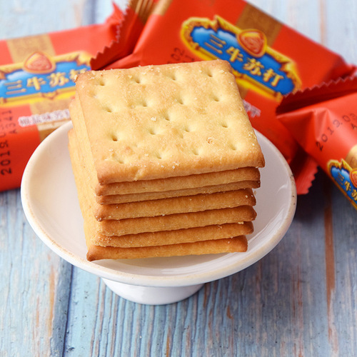 Shanghai Sanniu salt and pepper soda biscuits 10 pounds whole box wholesale salty biscuits snacks snowflake cake raw materials